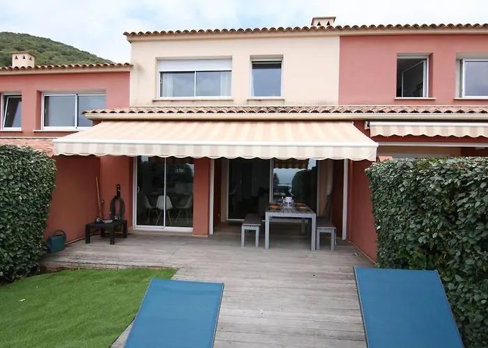 Maison Bord De Dans Avec Piscine