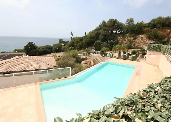 Maison Bord De Dans Avec Piscine Αζάτσιο