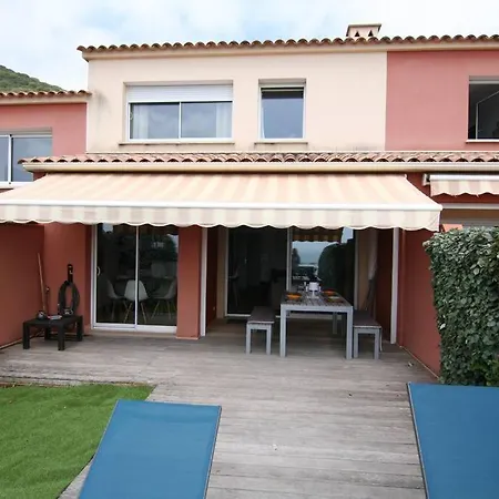 Maison Bord De Dans Avec Piscine